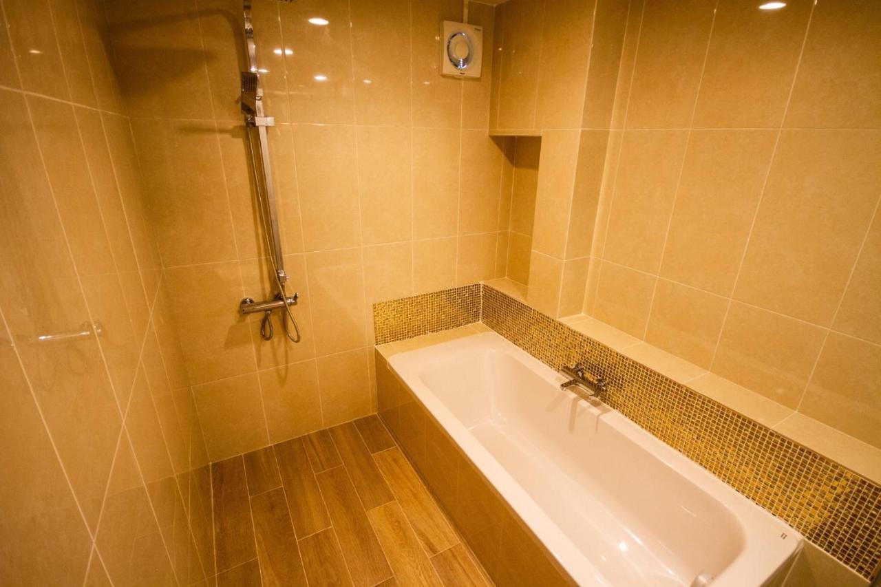 Baan Wanwaree Bed & Breakfast Kanchanaburi Bagian luar foto