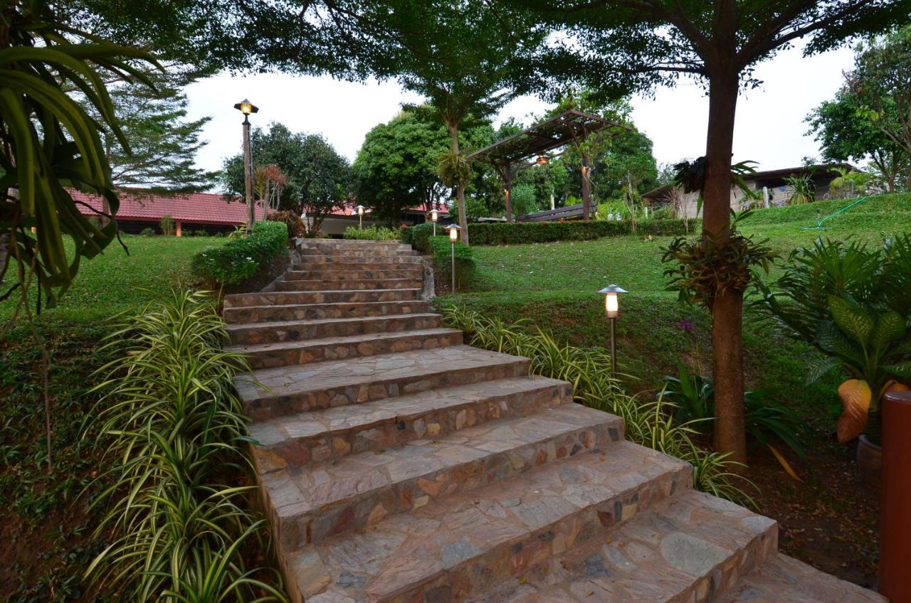 Baan Wanwaree Bed & Breakfast Kanchanaburi Bagian luar foto